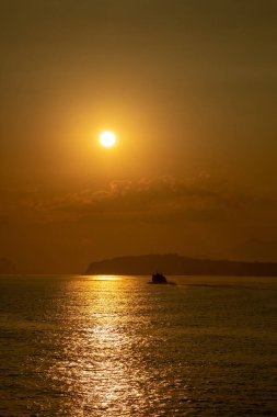 Sunrise altın sarı feribot ve deniz gemi ile