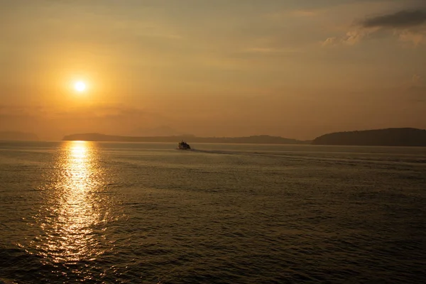 Sunrise Guld Gul Med Havet Och Färja Fartyg — Stockfoto