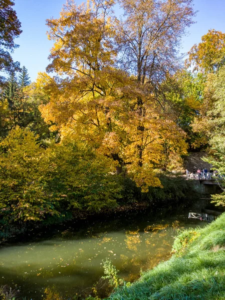 公园秋季景观与秋季彩色树木 草甸和河流在魏玛 图林根 — 图库照片