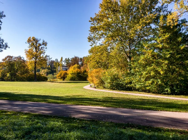 Park sonbahar yatay, sonbahar renkli ağaçlar, çayır ve nehirler Weimar, Thuringia, Almanya