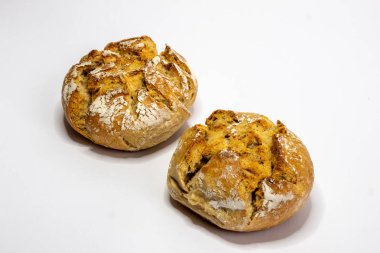 Beyaz arka planı iki rustik ekmek rulo