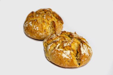 Beyaz arka planı iki rustik ekmek rulo