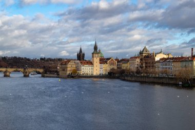Prague, Çek Cumhuriyeti, Avrupa, Prag Kalesi, Charles Köprüsü ve Wenceslas ilginç mavi gökyüzü bulutlu önünde tarihi binaların bakan panorama