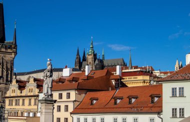 Prague, Çek Cumhuriyeti, Avrupa, Prag Kalesi, Charles Köprüsü ve Wenceslas ilginç mavi gökyüzü bulutlu önünde tarihi binaların bakan panorama
