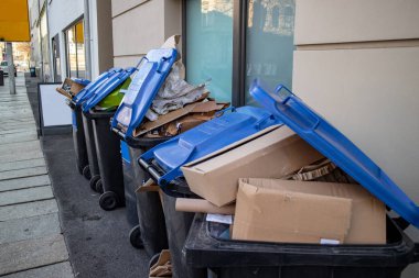 Atık bertaraf: Noel zamanı aşırı kağıt atık kapları