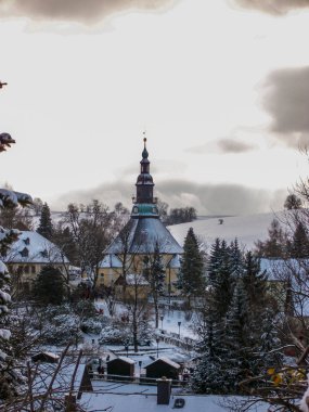 Seiffener Kilisesi'nin (köy Seiffen, Ore Mountains) manzaralı Panorama. Bir Seiffen halk yüksek sanatsal ahşap oyma Doğu Almanya'dan iyi bilinen bir şeklidir cevheri Dağı'nın en önemli şehirlerinden biridir