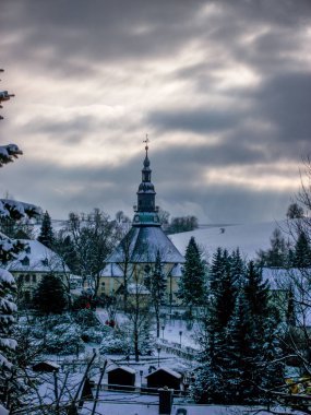 Seiffener Kilisesi'nin (köy Seiffen, Ore Mountains) manzaralı Panorama. Bir Seiffen halk yüksek sanatsal ahşap oyma Doğu Almanya'dan iyi bilinen bir şeklidir cevheri Dağı'nın en önemli şehirlerinden biridir