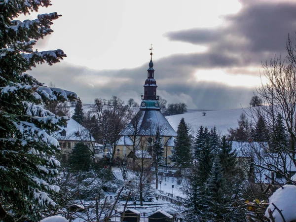 Seiffener Kilisesi'nin (köy Seiffen, Ore Mountains) manzaralı Panorama. Bir Seiffen halk yüksek sanatsal ahşap oyma Doğu Almanya'dan iyi bilinen bir şeklidir cevheri Dağı'nın en önemli şehirlerinden biridir