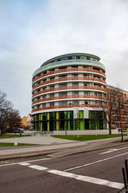 Bir modern konut ve ticari merkezi Leipzig bulutlu gökyüzü karşı binanın görüntü
