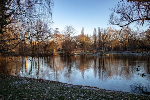 Estanque Parque Con Puentes Románticos Iglesia Invierno Leipzig Con Cielo — Foto de Stock