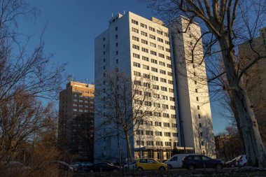 Modern bir Gdr konut kuleye bakış Prefabrik bina önünde mavi gökyüzü