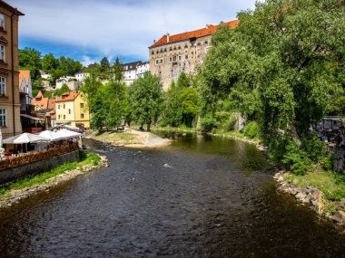 Unesco Dünya Mirası şehir Cesky Krumlov tarihi binaları, kiliseleri ve mavi gökyüzü önünde dar sokakları ile Çek Cumhuriyeti'nde görünümünü