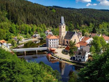 Rozmberk nad Vltavou, Cesky Republik-10 2018 olabilir; Görünümünü tarihi şehir Rozmberk nad Vltavou tarihi binaları, kiliseleri ve mavi gökyüzü önünde dar sokakları ile Çek Cumhuriyeti'nde