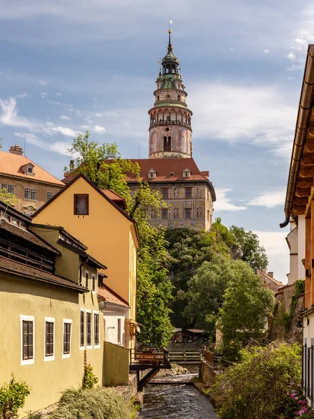捷克联合国教科文组织世界遗产城市塞斯基克鲁姆洛夫的景色 在蓝天前有历史建筑 教堂和狭窄的街道 — 图库照片