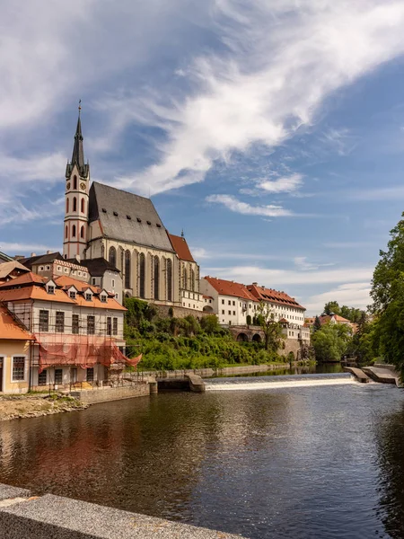 捷克联合国教科文组织世界遗产城市塞斯基克鲁姆洛夫的景色 在蓝天前有历史建筑 教堂和狭窄的街道 — 图库照片