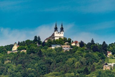 Eyalet başkenti Linz Avusturya ile kiliseler, şehir manzarasına katedral, dağ Phoelberg
