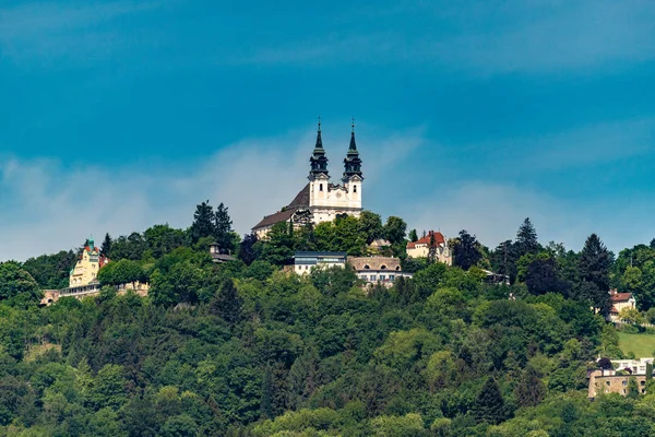 Eyalet başkenti Linz Avusturya ile kiliseler, şehir manzarasına katedral, dağ Phoelberg