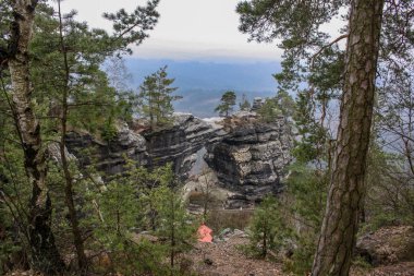 Alman-Çek sınır bölgesinde sakson-bohem milli parkta prebisch kapısından görünüm