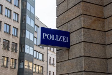 Almanca dilinde Polis harfleri ile mavi işareti