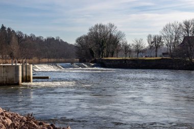  Weir ile Saksonya-Anhalt'taki Saale Nehri'nin görünümü