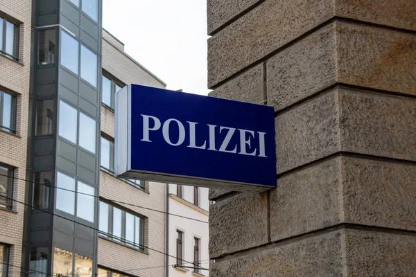 Almanca dilinde Polis harfleri ile mavi işareti