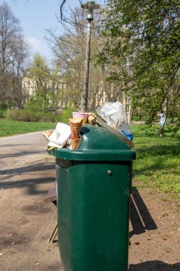 Leipzig, Almanya, Avrupa'da bir parkta çöp konteynerleri aşırı yükleme