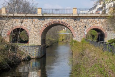 Şehir merkezi ve Lindenauer limanı arasında Leipzig Karl Heine kanalında köprü. Köprüde Alman kitabesi Kral Albert Köprüsü var.