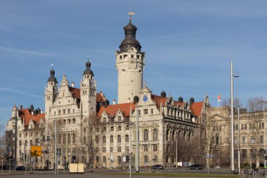 Mavi gökyüzü ile yeni belediye binası Leipzig, Almanya' dan görünüm