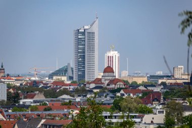 Yeni belediye binası, şehir gökdelen, Milletler Savaşı anıtı ile Leipzig şehrinin Panoraması.Fockeberg dağından alınmıştır