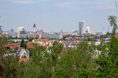 Yeni belediye binası, şehir gökdelen, Milletler Savaşı anıtı ile Leipzig şehrinin Panoraması.Fockeberg dağından alınmıştır