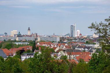 Yeni belediye binası, şehir gökdelen, Milletler Savaşı anıtı ile Leipzig şehrinin Panoraması.Fockeberg dağından alınmıştır