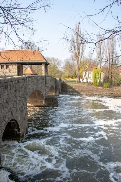 Ağaçlar Köprüler Mavi Gökyüzünde Bir Weir Ile Leipzig Nehir Weisse — Stok fotoğraf