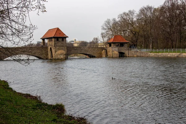 Vista Desde Río Weisse Elster Leipzig Con Árboles Puentes Una —  Fotos de Stock