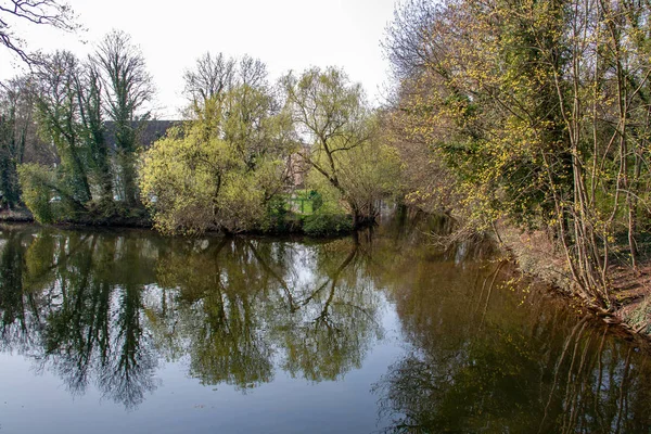 Blick Von Der Weißen Elster Leipzig Mit Bäumen Brücken Und — Stockfoto