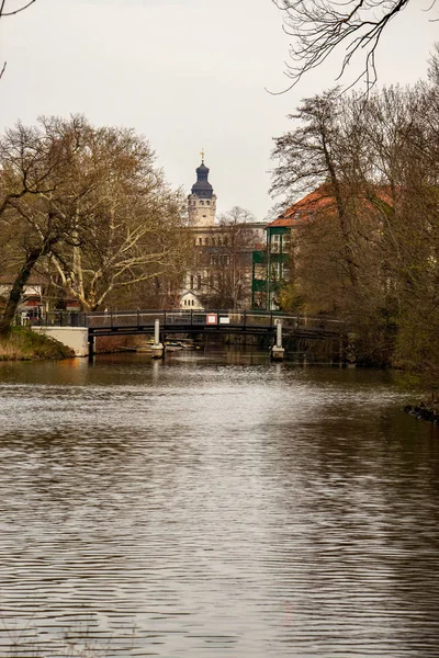 Vista Uma Ponte Sobre Rio Weisse Elster Leipzig Com Árvores — Fotografia de Stock