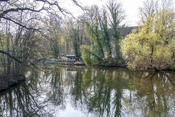 Vista Rio Weisse Elster Leipzig Com Árvores Pontes Açude Céu — Fotografia de Stock