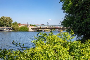 Berlin Koepenick'te, kıyıda evleri, köprüleri, gemileri ve tekneleri ile Dahme ve Spree nehrinin romantik manzaraları