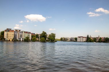 Berlin Koepenick'te, kıyıda evleri, köprüleri, gemileri ve tekneleri ile Dahme ve Spree nehrinin romantik manzaraları