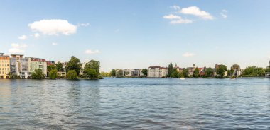 Berlin Koepenick'te, kıyıda evleri, köprüleri, gemileri ve tekneleri ile Dahme ve Spree nehrinin romantik manzaraları
