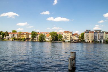 Berlin Koepenick'te, kıyıda evleri, köprüleri, gemileri ve tekneleri ile Dahme ve Spree nehrinin romantik manzaraları