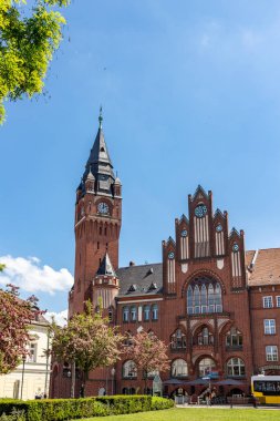Güneşli mavi gökyüzünde Berlin Koepenick tarihi tuğla Gotik City Hall görünümü
