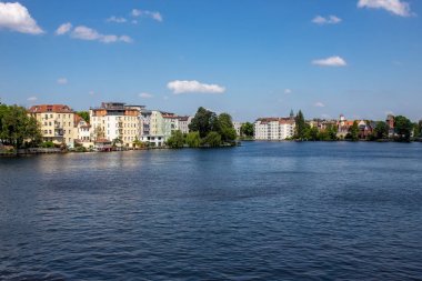 Berlin Koepenick'te, kıyıda evleri, köprüleri, gemileri ve tekneleri ile Dahme ve Spree nehrinin romantik manzaraları