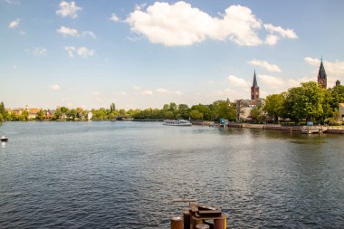 Berlin Koepenick'te, kıyıda evleri, köprüleri, gemileri ve tekneleri ile Dahme ve Spree nehrinin romantik manzaraları