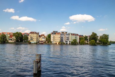 Berlin Koepenick'te, kıyıda evleri, köprüleri, gemileri ve tekneleri ile Dahme ve Spree nehrinin romantik manzaraları