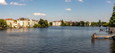 Berlin Koepenick'te, kıyıda evleri, köprüleri, gemileri ve tekneleri ile Dahme ve Spree nehrinin romantik manzaraları