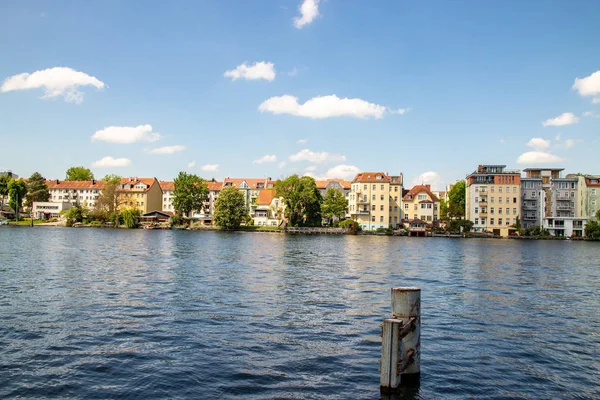 Berlin Koepenick'te, kıyıda evleri, köprüleri, gemileri ve tekneleri ile Dahme ve Spree nehrinin romantik manzaraları
