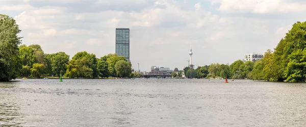 Fersehturm, gökdelenler ve Spree nehri ile Berlin şehir manzarası ile Panorama