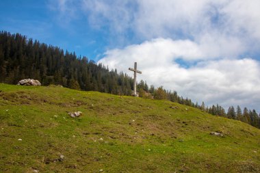 Avusturya Alpleri'nde kar ile ilkbaharda yüksek dağlar, yeşil çayırlar ve ağaçlar ile bir alp manzara Panorama