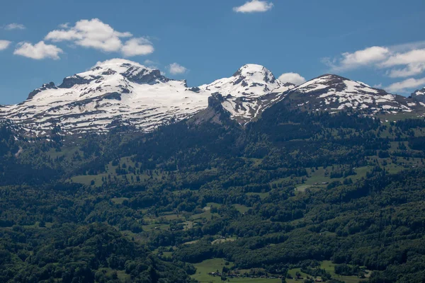 Sviçre Alpleri Sviçre Kar Ile Ilkbaharda Yüksek Dağlar Yeşil Çayırlar — Stok fotoğraf