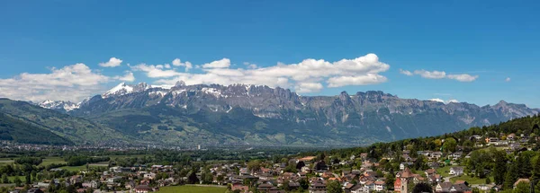 Panorama Uma Paisagem Alpina Com Altas Montanhas Prados Verdes Árvores — Fotografia de Stock